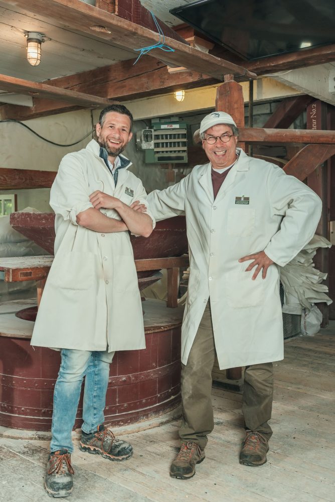 Daniel St-Pierre, maître-meunier et Martin Trudel assistant-meunier au moulin Légaré. Juillet 2022